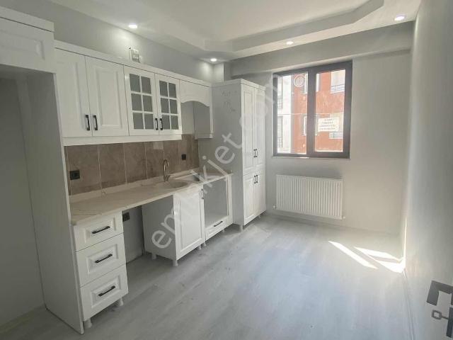Şehitler Mah Servis Güzargahında Boş Kiralık 1+1