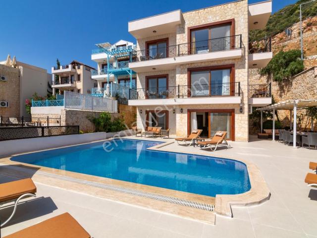Şehir Merkezinde Deniz Manzaralı 4 Yatak Odalı Özel Villa
