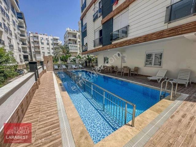 Şehir Merkezinde Havuzlu 1+1 Lüks Eşyalı Daire