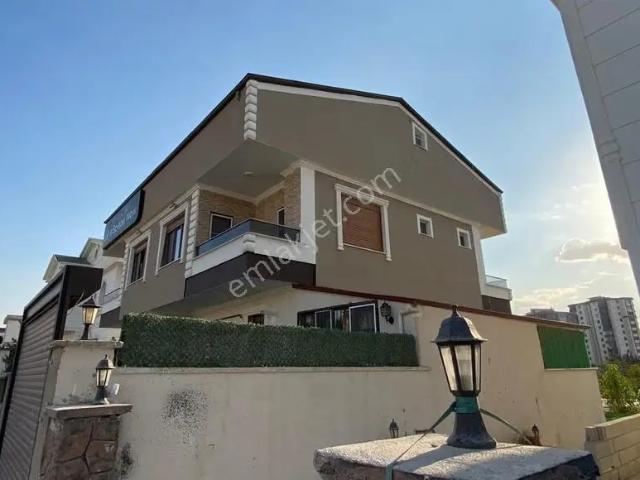 Şehirgösterende Merkezi Konumda Cadde Üstü Fırsat Satılık Villa