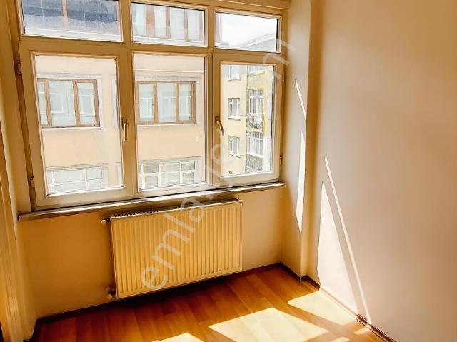 Şehremini Harika Konumda Satılık 2+1 Arakat Daire