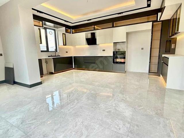ŞEHRİN GÜRÜLTÜSÜNDEN UZAK DOĞAYLA İÇ İÇE ULTRA LÜKS 4+1 VİLLA