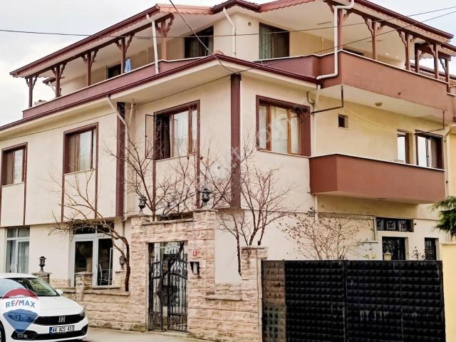 Şehrin Tam Merkezinde Bahçeli Müstakil Satılık 3 Katlı Bina