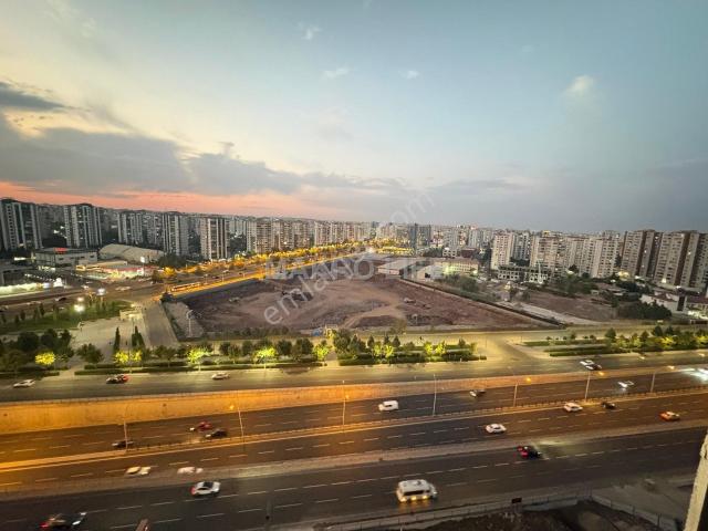 Şehrin Göbeğinde Karakuş Parmada Cadde Manzaralı 2.5+1 Satılık Daire