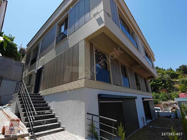 Şehrin içinde Müstakil Bahçeli Otoparklı Sıfır Tripleks Villa