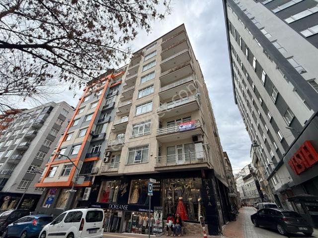 Şehrin Merkezinde Cumhuriyet Meydanına Yakın 4+1 Satılık Daıre