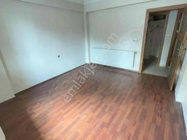 Şehrin Merkezinde, Cadde Üzerinde Satılık Geniş 2+1 Daire