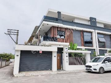 Şehrin Merkezinde Kolejler Bölgesinde 6+1 Lüx Villa
