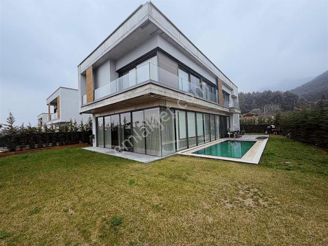 Şehzade Gayrimenkul'den Şirinköy'de Doğa Manzaralı Kiralık Villa