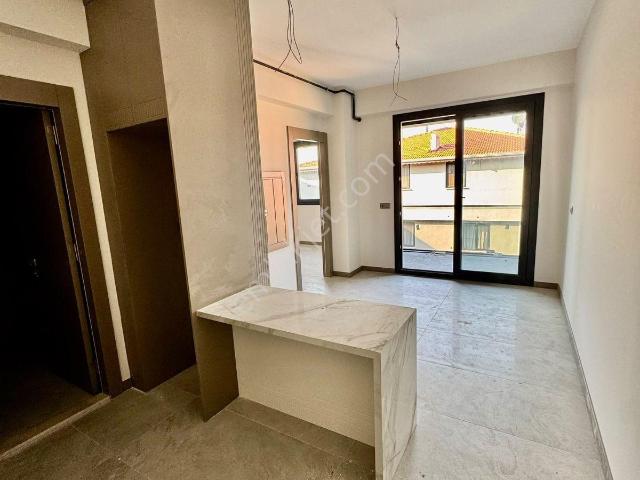 Şehzadeden Üniversite Mevki Havuzlu Sıfır Balkonlu Satılık Apart