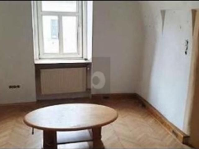 EINZELBETTEN IN MEHRBETTZIMMERN EINER ARBEITERUNTERKUNFT IM HERZEN VON KLOSTERNEUBURG
