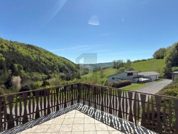 EINZELLAGE IM GRÜNEN MIT HERRLICHEM PANORAMA UND 2 GROSSEN NEBENGEBÄUDEN