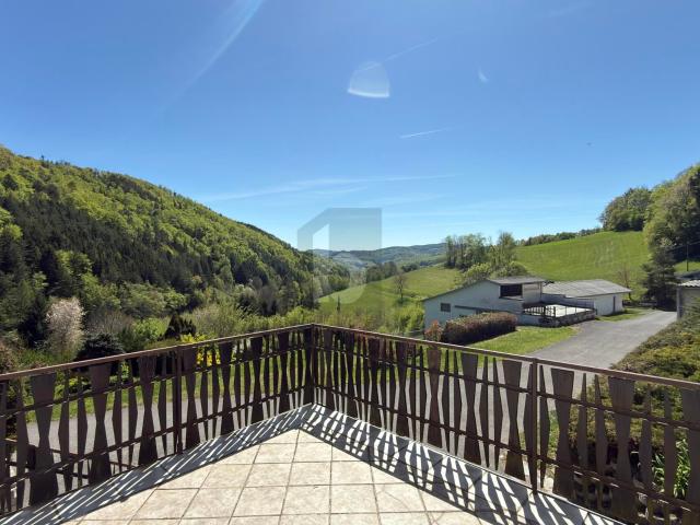 EINZELLAGE IM GRÜNEN MIT HERRLICHEM PANORAMA UND 2 GROSSEN NEBENGEBÄUDEN