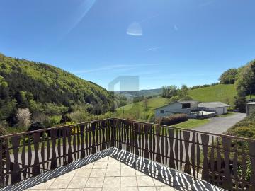 EINZELLAGE IM GRÜNEN MIT HERRLICHEM PANORAMA UND 2 GROSSEN NEBENGEBÄUDEN