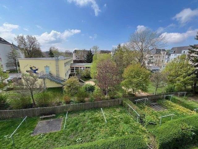 Einziehen, fertig, los. Moderne, gerade renovierte 3 Zimmer Wohnung in NÃ¤he zum Park, EinbaukÃ¼che gegen Aufpreis mÃ¶glich