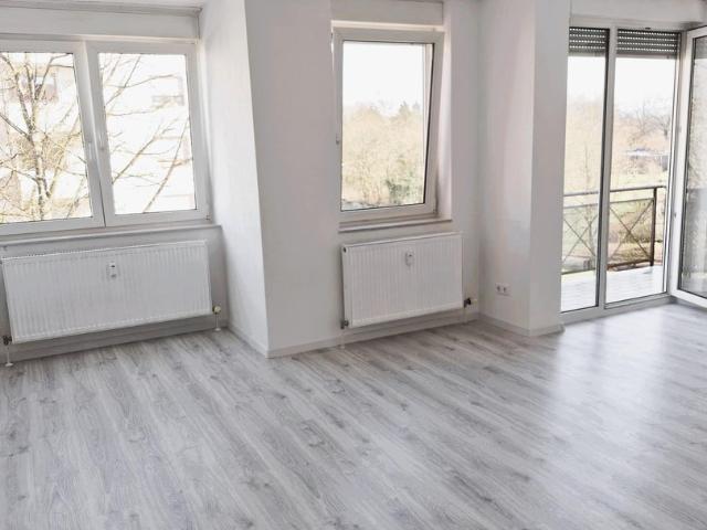 Einziehen & Losleben: Frisch renovierte 2 Zimmer Wohnung mit Tiefgarage in KA Oberreut
