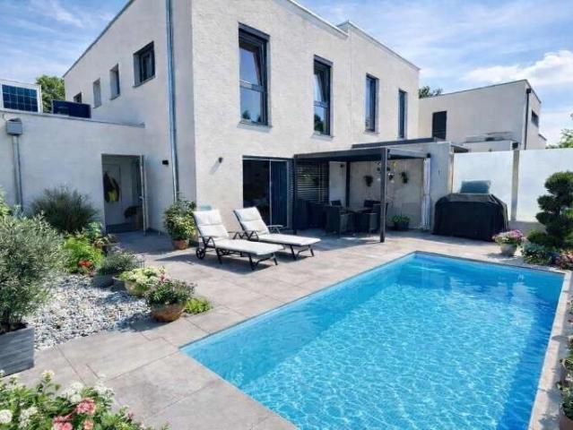 Einziehen statt bauen exklusives Zuhause mit Premium Ausstattung, Pool & Smart Home Provisionsfrei