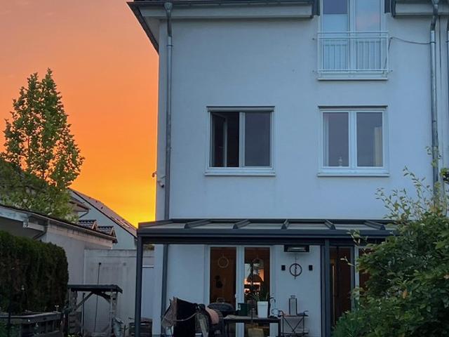 Einziehen statt renovieren – hochwertige Doppelhaushälfte mit Garten
