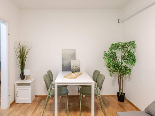 Einziehen & wohlfühlen: Voll möblierte 2 Zimmer Wohnung mit Balkon, Klima & Garage