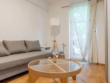 Einziehen & wohlfühlen: Voll möblierte 2 Zimmer Wohnung mit Balkon, Klima & Garage