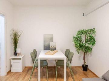 Einziehen & wohlfühlen: Voll möblierte 2 Zimmer Wohnung mit Balkon, Klima & Garage