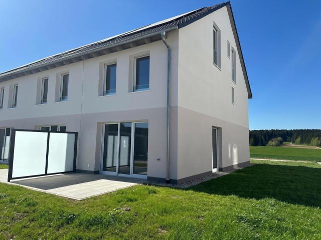 Einziehen & Wohlfühlen: Erstbezug Reihenendhaus mit Terrasse, Garten, Carport & Stellplatz in VS