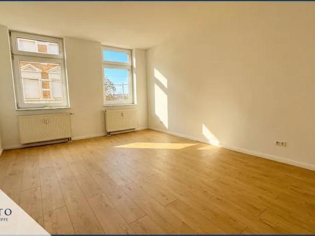 Einziehen & wohlfühlen: Frisch renovierte 3 Zimmer Wohnung mit Einbauküche und Balkon