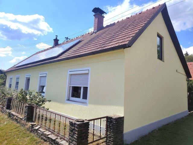 Einziehen & wohlfühlen – gepflegtes Einfamilienhaus mit Photovoltaik, idyllischem Innenhof und großem Nebengebäude