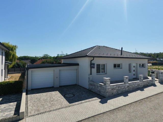 EINZIEHEN. WOHLFÜHLEN. LOSLEBEN. – Bungalow Bj. 2016 | 3 Schlafzimmer | FBH | große Terrasse | Doppelgarage | 713 m²
