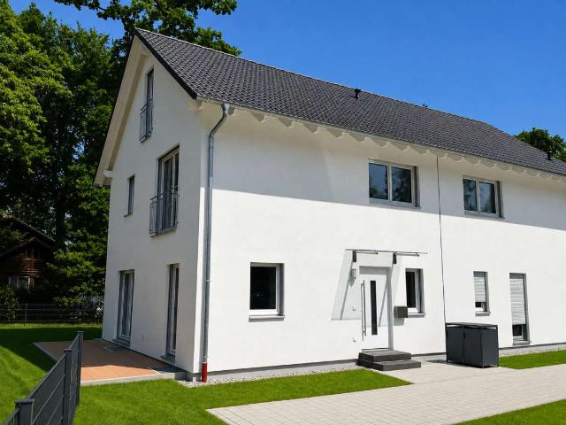 Einziehen & wohlfühlen: Moderne Neubau Doppelhaushälfte mit eigenem Garten in Baldham