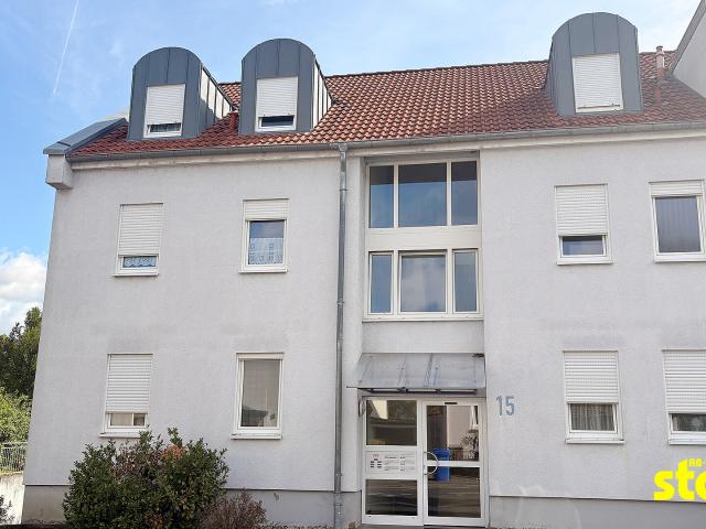 EINZIEHEN & WOHLFÜHLEN: RENOVIERTE 3 ZIMMER DACHGESCHOSSWOHNUNG