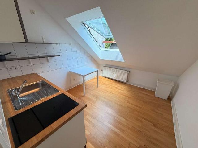 Einziehen & Wohlfühlen: Seltene Altbau Dachgeschosswohnung in TOP Lage von Düsseldorf