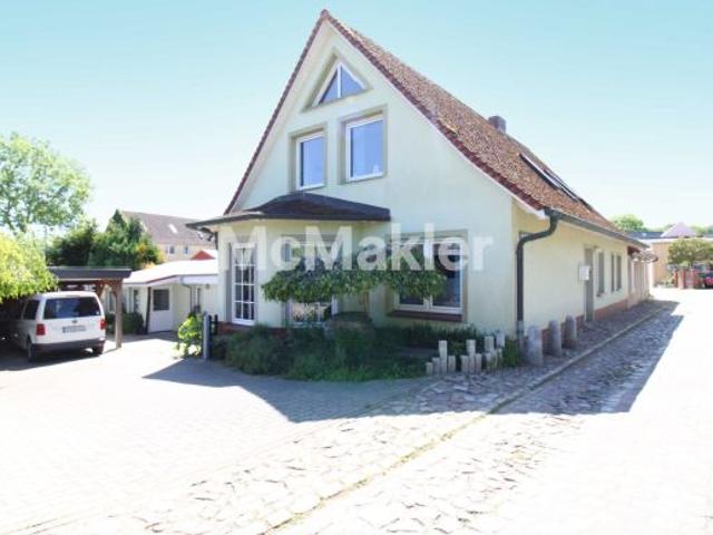 Einziehen und entspannen: Einfamilienhaus mit Ferienwohnung, Gewerbefläche und gepflegtem Garten