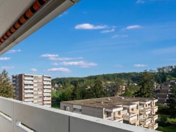 Einziehen und geniessen: Gepflegte 4 Zimmerwohnung mit Balkon und Weitblick