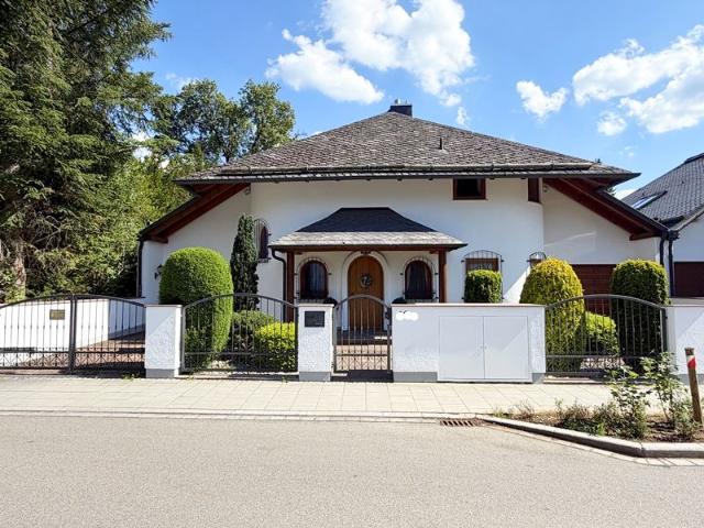 Einziehen und Wohlfühlen: Charmante Walmdachvilla im Landhausstil mit Kamin, Sauna & idyllischem Garten!