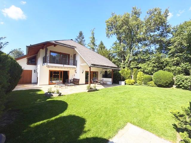 Einziehen und Wohlfühlen: Charmante Walmdachvilla im Landhausstil mit Kamin, Sauna & idyllischem Garten!