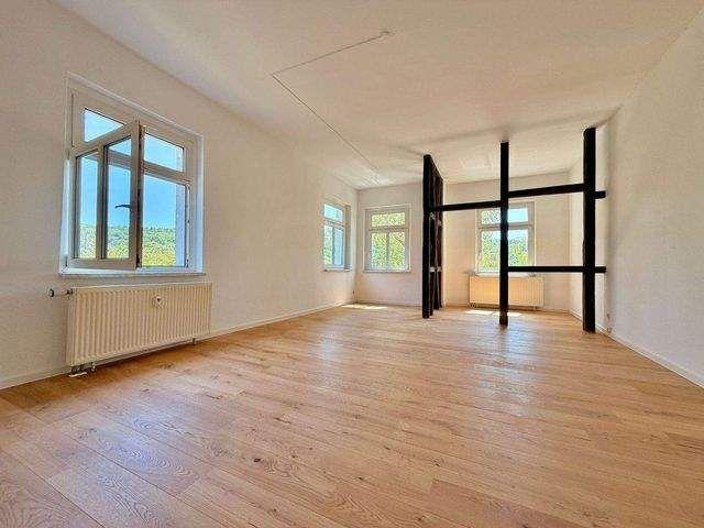 Einziehen und wohlfühlen: Frisch sanierte 4 Zimmer Wohnung in Hochheim mit EBK & Balkon