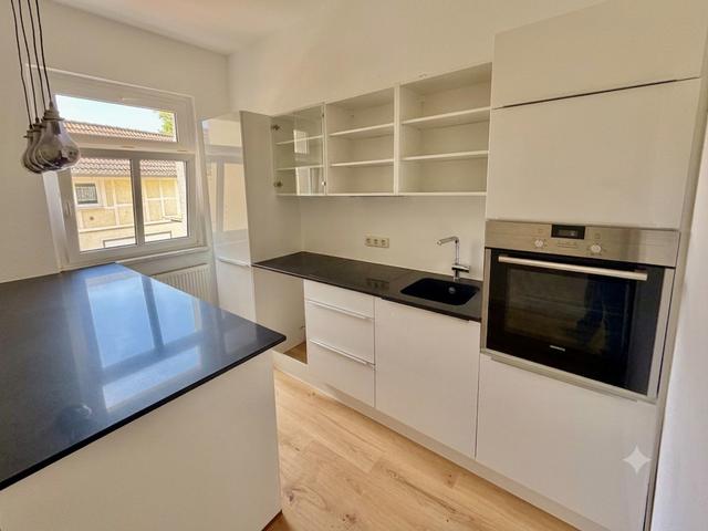Einziehen und wohlfühlen: Frisch sanierte 4 Zimmer Wohnung in Hochheim mit EBK & Balkon