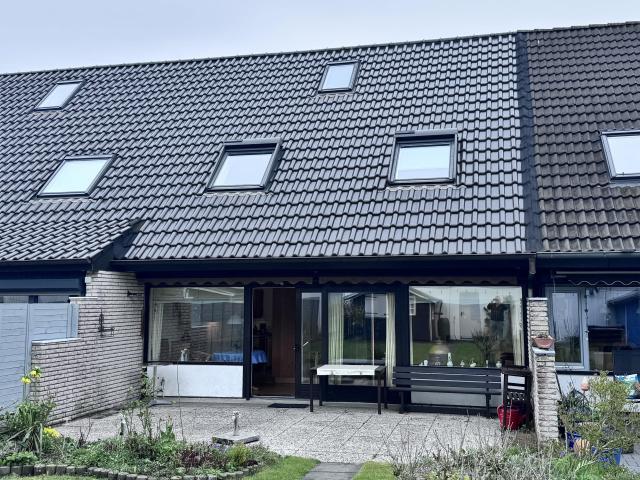 „Einziehen und Wohlfühlen: Ihr neues Zuhause mit Garage und charmantem Garten“