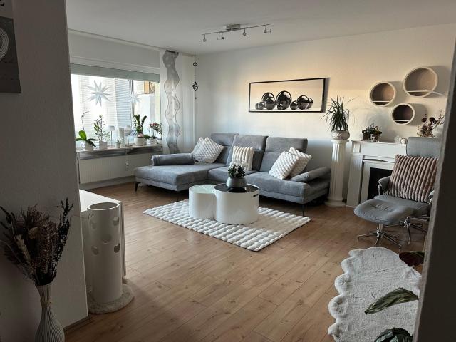 Einziehen und wohlfühlen moderne 3,5 Zimmer Wohnung mit 87 m², verglaster Loggia, Aufzug & TG