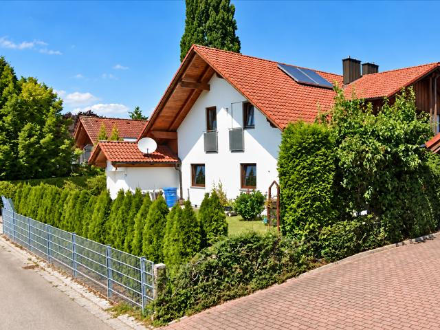 Einziehen und Wohlfühlen – schönes Familienhaus mit sonnigem Garten und Whirlpool