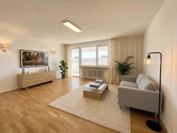 Einziehen und wohlfühlen: renovierte 2,5 Zimmer Wohnung mit Bergblick