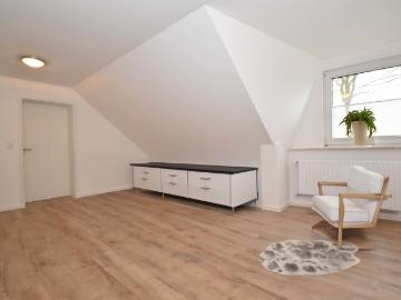 Großzügige 130 m² Dachgeschosswohnung mit Einbauküche in Neuvrees ideal für Paare