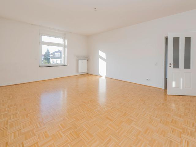 EINZIEHEN UND WOHLFÜHLEN! VIERZIMMERWOHNUNG MIT WINTERGARTEN!