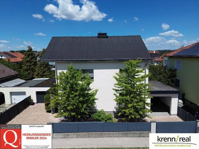 Einziehen und wohlfühlen – Zweifamilienhaus mit Pool und Traumgarten