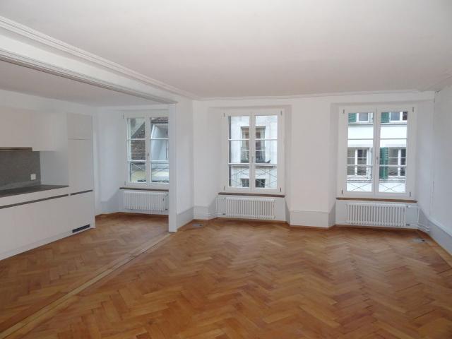 Einzigartig Altbau in neuem Glanz mit Lift & Balkon