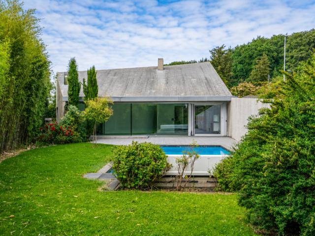 EINZIGARTIG – Freistehende Architektenvilla mit Schwimmbad in Mont sur Lausanne