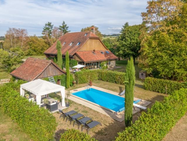 Einzigartig in der französischsprachigen Schweiz! Renoviertes Bauernhaus mit Schwimmbad in einem landwirtschaftlichen Gebiet