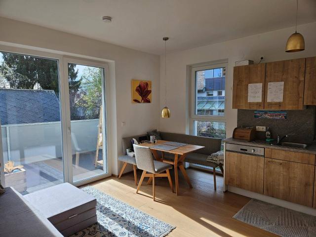 Einzigartige 3 Zimmer Wohnung: Gartenblick in drei ! Himmelsrichtungen, großer sonniger Balkon nach Westen, perfekte Raumaufteilung, ORF Park Nähe, kein Neubaurisiko, PRIVAT Verkauf