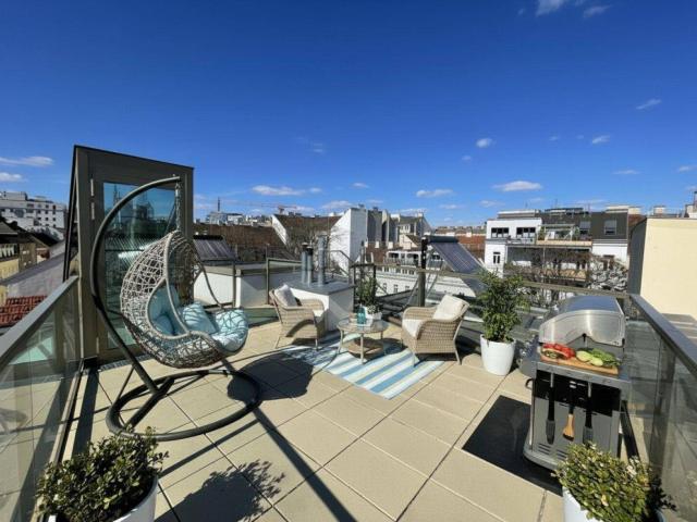 Einzigartige Dachgeschoßwohnung mit spektakulären Freiflächen nahe der Mariahilfer Straße!